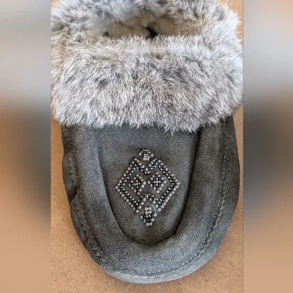 Manitobah Mukluks | Grey Suede Beaded Mukluk Slippers w Rabbit Fur, Size 8 - Picture 7 of 16